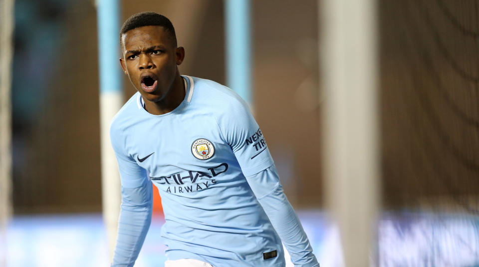 Rabbi Matondo trainiert mit der ersten Mannschaft von Manchester City mit.