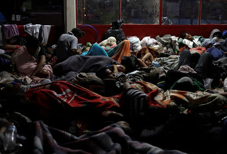 Central American migrants, part of a caravan moving through Mexico toward the U.S. border, sleep at a sports centre in Matias Romero, Mexico April 5, 2018. REUTERS/Henry Romero
