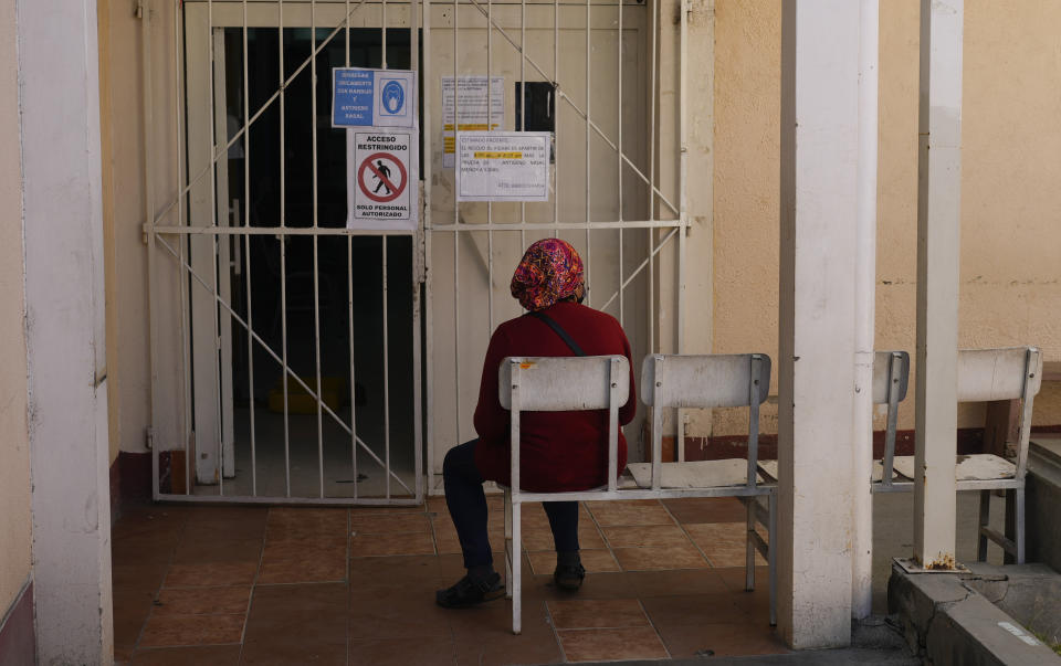 Un paciente espera para radioterapia en la unidad de Oncología del Hospital General en La Paz, Bolivia, el viernes 31 de mayo de 2024. La escasez del dólar en Bolivia está afectando a la disponibilidad y precios de productos importados, incluidos los del sector de las medicinas como la morfina y los tratamientos de quimioterapia para el cáncer. (AP Foto/Juan Karita)