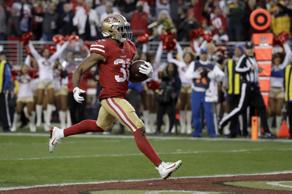 El corredor de los 49ers de San Francisco Raheem Mostert anota ante los Packers de Green Bay en la primera mitad del juego por el campeonato de la NFC el domingo 19 de enero del 2020. (AP Photo/Marcio Jose Sanchez)