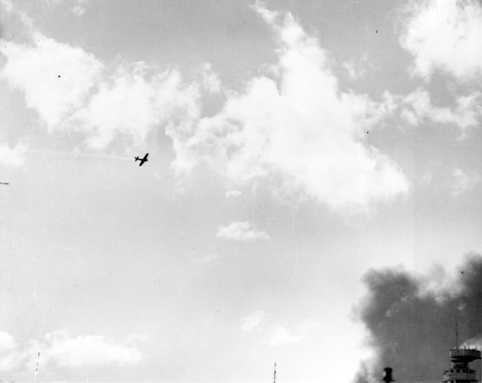 Foto de archivo de un avión de combate japonés Tipo 00 (Zero) después de ser alcanzado por el fuego antiaéreo durante el ataque a Pearl Harbor