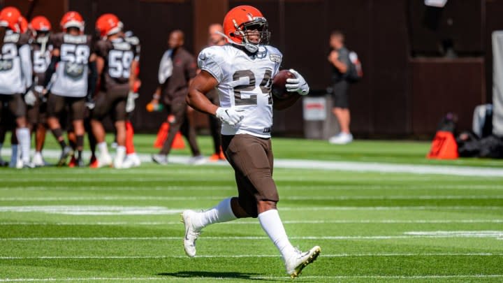 Nick Chubb runs down the field for the Cleveland Bowns.