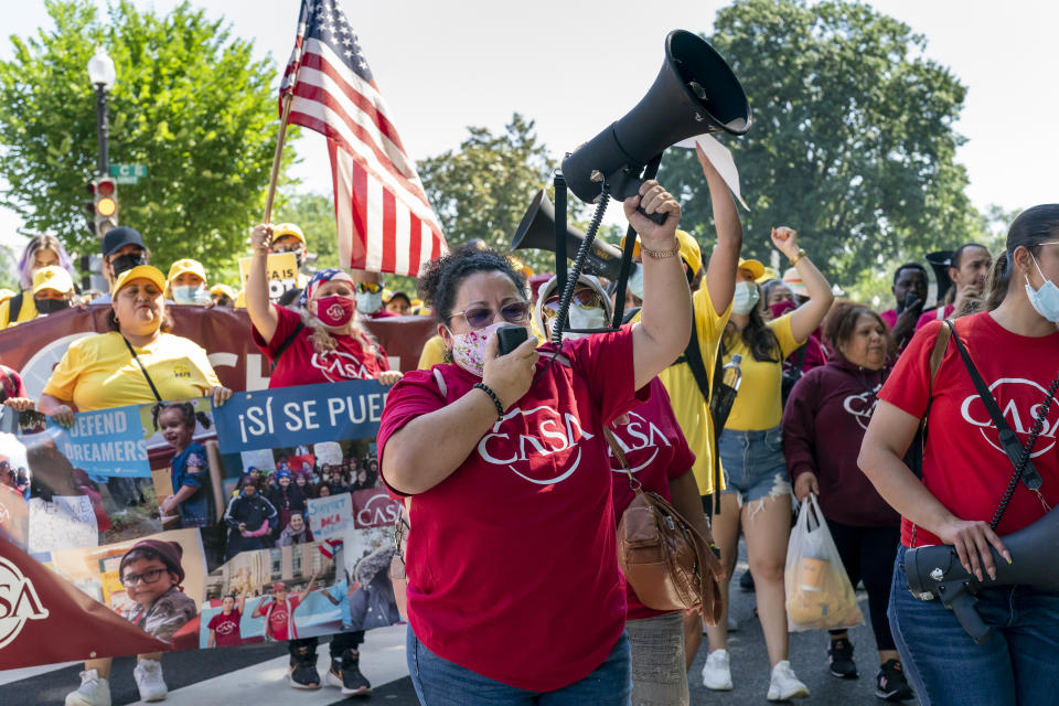 Jóvenes inmigrantes y activistas participan en una marcha en Washington el miércoles 15 de junio del 2022 con motivo del décimo aniversario de un programa de alivio migratorio conocido como DACA. En la marcha pidieron soluciones permanentes para inmigrantes en situación irregular en Estados Unidos. (AP Photo/J. Scott Applewhite)