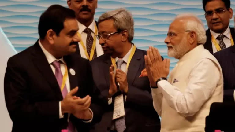 Los nexos del magnate Gautam Adani con el primer ministro indio, Narendra Moodi, son para muchos el motivo que explica que el sorprendente éxito que el empresario logró en los últimos años