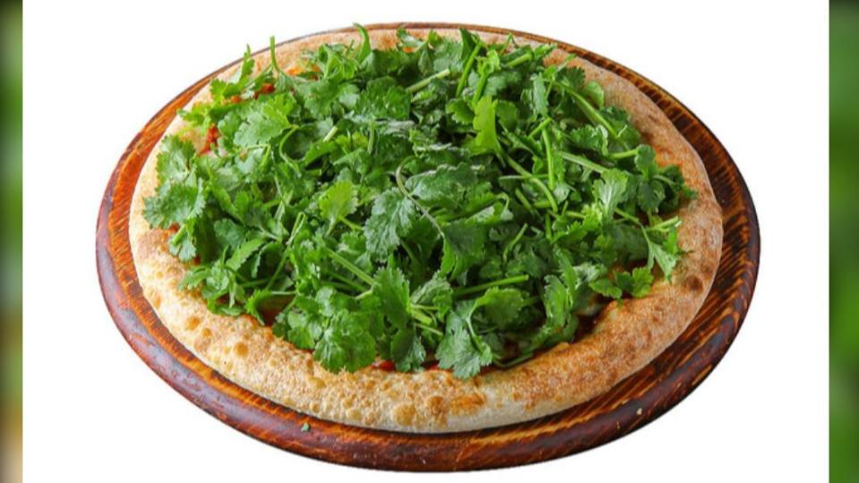 日本必勝客推出期間限定的披薩，灑了3把香菜，用料毫不手軟。（圖／翻攝自推特）