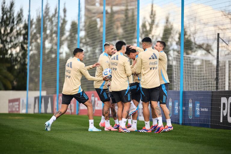 Molina, Paredes, Lo Celso, De Paul, Cuti Romero y Lisandro Martínez, en un momento de bromas para celebrar el regreso de Dybala a la selección