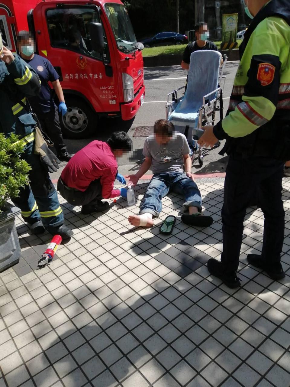 陳情男子自淋汽油遭制止後送醫。（立委高嘉瑜研究室提供）