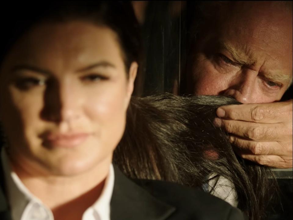 Joe Biden (John James) le huele el cabello a una agente del servicio secreto (Gina Carano) en ‘My Son Hunter’ (The Unreported Story Society)