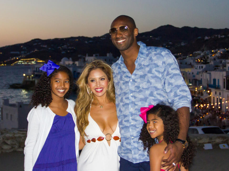 Kobe Bryant mit seiner Frau Vanessa und seinen Töchtern Natalia (l.) und Gianna (Bild: smoxx / Shutterstock.com)