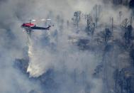 <p>Ein Helikopter versucht im kalifornischen Big Bear einen Waldbrand zu löschen. (Bild: James Quigg/The Daily Press/AP/dpa) </p>