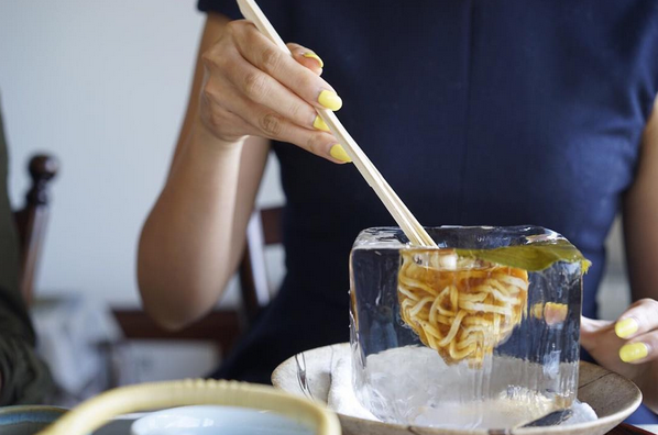 <p>In einem japanischen Restaurant werden die Nudeln in Schüsseln aus purem Eis serviert. Während man die kleine Portion Nudeln isst, entsteht in der Schüssel eine kleine “Suppe” bestehend aus Wasser und der Nudelsoße. Laut den Restaurantbetreibern soll die Suppe anschließend ebenfalls gegessen werden. (Bild: Instagram.com/Sealbank) </p>