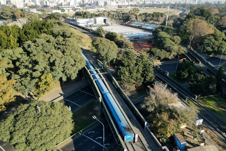 Las autoridades informaron que se completó la primera etapa de la reparación del viaducto donde ocurrió el choque, que incluyó el arreglo de las partes más dañadas de la estructura