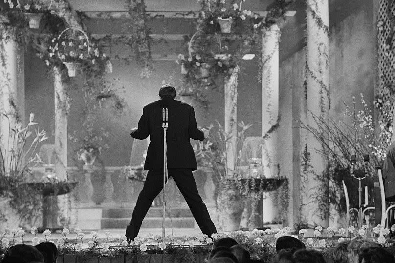 Adriano Celentano causó un escándalo al darle la espalda al público durante su actuación en el 11º Festival de Sanremo en el que cantó '24000 baci', 1961.