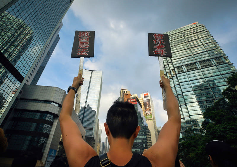 香港泛民主派團體民間人權陣線16日再發起反修訂逃犯條例大遊行，要求政府撤回修訂逃犯條例草案及行政長官林鄭月娥下台等，有民眾高舉自製標語表達訴求。中央社記者裴禛香港攝  108年6月16日