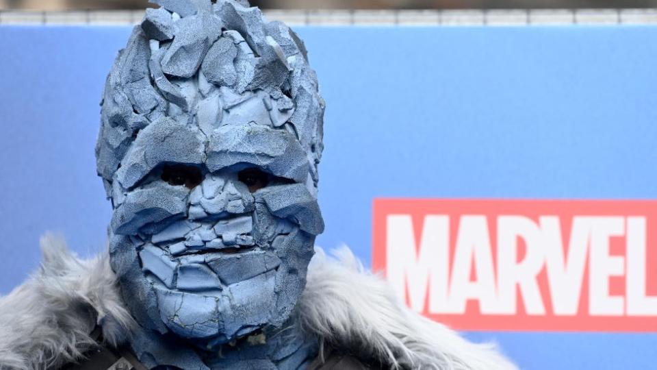 Un fan disfrazado de Korg asistió al estreno de la película en Londres.