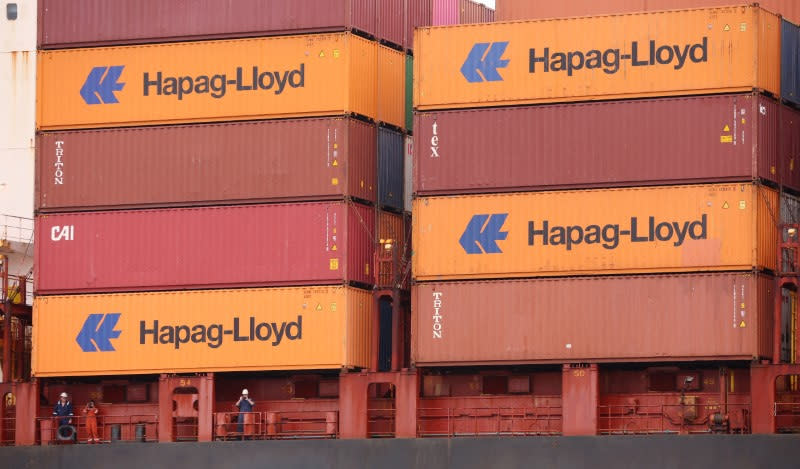 FOTO DE ARCHIVO. Se ven contenedores en el buque portacontenedores Chacabuco de Hapag-Lloyd en la terminal de contenedores HHLA Altenwerder en el río Elba en Hamburgo, Alemania