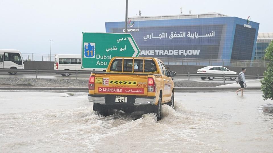 المركبات غير سالكة في الشوارع التي غمرتها المياه بسبب الأمطار الغزيرة في دبي، الإمارات العربية المتحدة، في 16 أبريل 2024.  كان للأمطار الغزيرة في دبي، الإمارات العربية المتحدة، تأثير سلبي على الحياة اليومية.