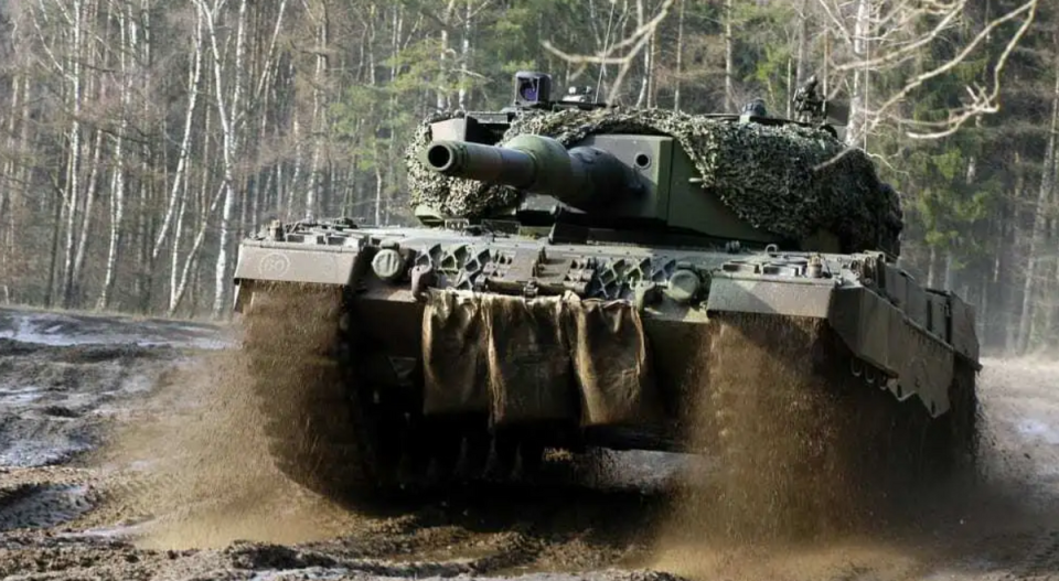 西班牙國防大臣羅布雷斯斯 22 日表示，西班牙援助給烏克蘭的 6 輛豹 2 主戰坦克已經離開西班牙北部港口城市桑坦德，正在前往目的地的途中。   圖：翻攝自澎湃新聞