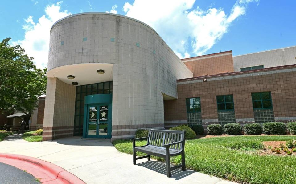 he state is urging commissioners and Sheriff Garry McFadden to not close the Mecklenburg County Juvenile Detention Center as the budget proposed. 