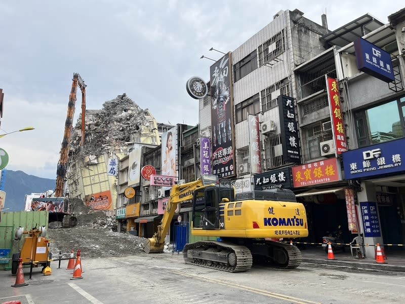 富凱大飯店拆除第3天  進度超前 富凱大飯店拆除第3天，拆除進度順利，有機會超 前，預計26日可再降低1至2層樓。 中央社記者張祈攝  113年4月26日 