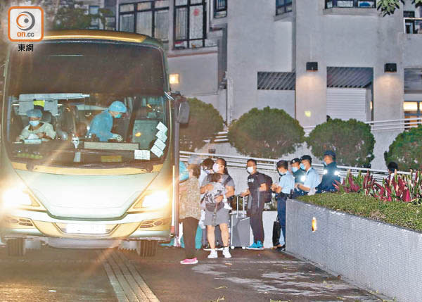 康怡花園居民陸續登上旅遊巴，送往強檢。