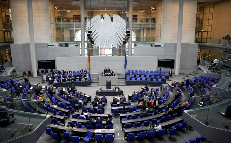 Die Ampel-Koalition hat nach Bekanntwerden der Spionagevorwürfe gegen einen Mitarbeiter des AfD-Politikers Maximilian Krah eine Aktuelle Stunde im Bundestag beantragt. "Die AfD ist ein Sicherheitsproblem für unser Land", sagte Grünen-Politikerin Mihalic. (Tobias SCHWARZ)