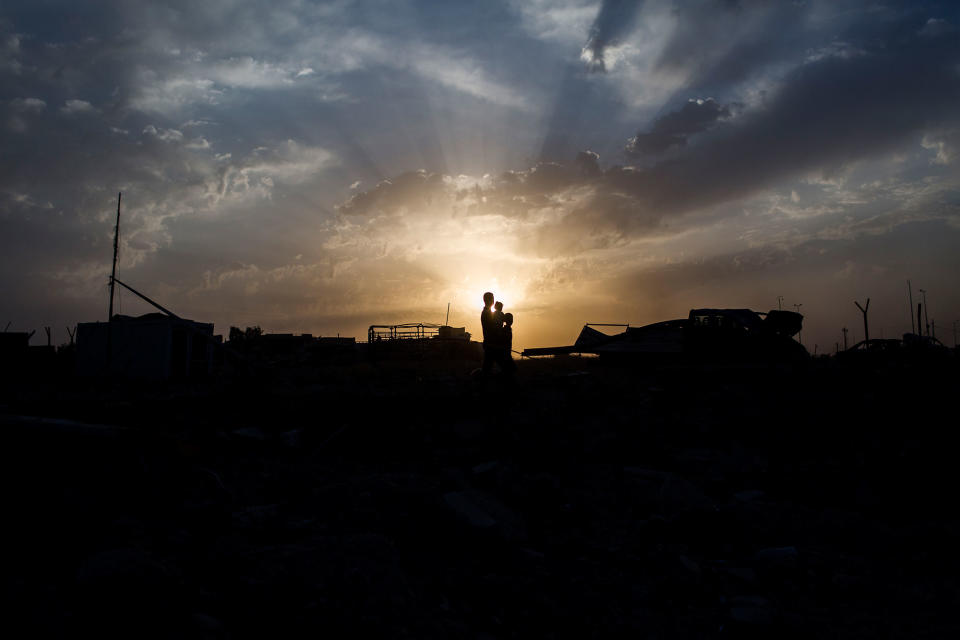 <p>Mosul´s citizens try to get back to normality in the liberated area of West Mosul, close to Mosul’s Old City neighborhood. July 7, 2017. Mosul. Iraq. (Photograph by Diego Ibarra Sánchez / MeMo) </p>