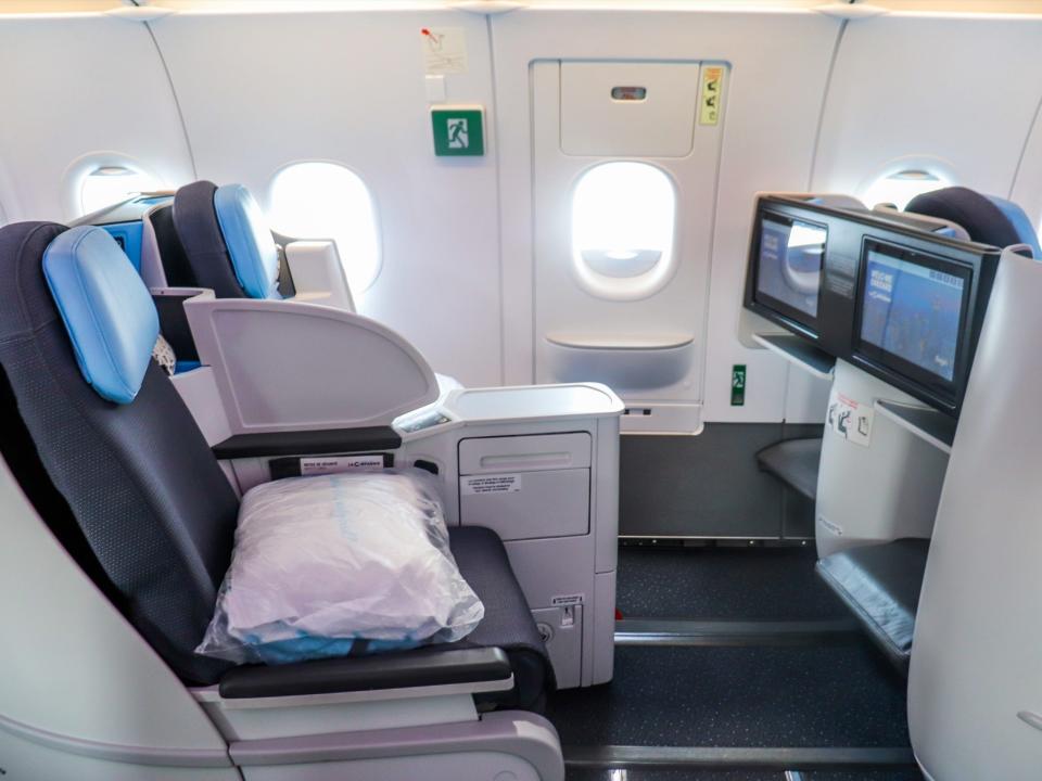 A view across the seats on the exit row of a La Compagnie A321neo.