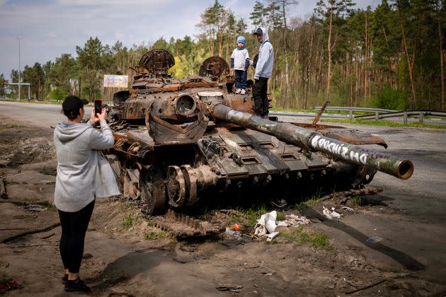 Tanque ruso a las afueras de Kiev. (Photo: via Associated Press)