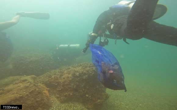 「潛海戰將」清理海底垃圾。（圖：新北環保局提供）