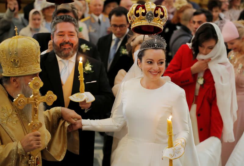 El Gran Duque George Mikhailovich Romanov y Victoria Romanovna Bettarini sonríen durante su boda en la Catedral de San Isaac, en San Petersburgo, Rusia.