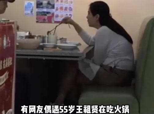一名網友曬出王祖賢吃鍋的照片，不過這張照片是多年前流傳的的舊照，網友明顯想誤導其他人。（翻攝自微博）