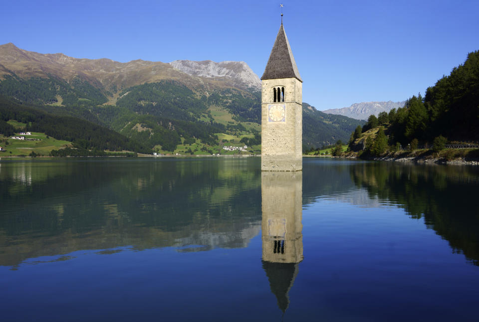 <p>Sin embargo, el campanario de la iglesia quedó sobre la superficie convirtiendo el lugar en un atractivo destino turístico. (Foto: Getty Images).</p> 