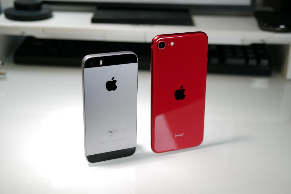 Apple iPhone SE phones on table.