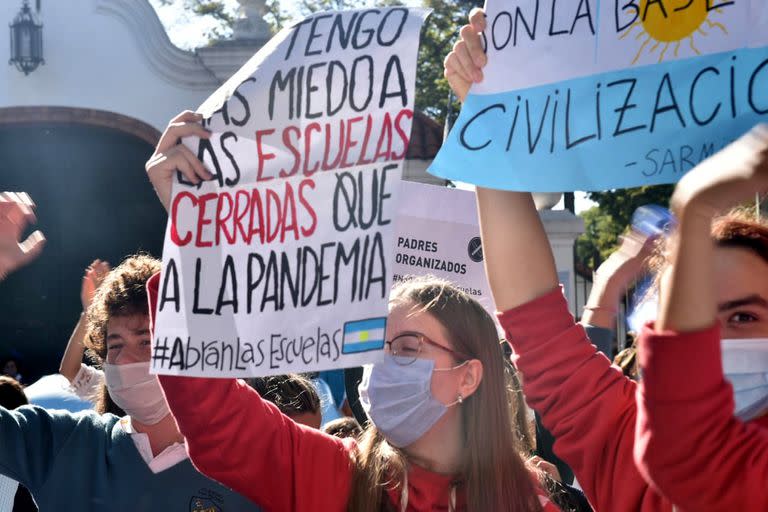 Protesta en la puerta de la QUnta de Olivos