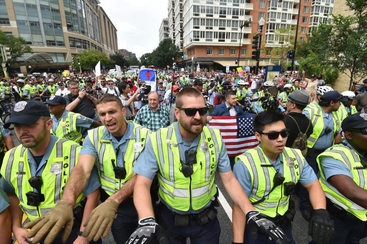 Counter demonstrators lined up and pushed against a police barricade in DC outside of the White House: AFP/Getty Images