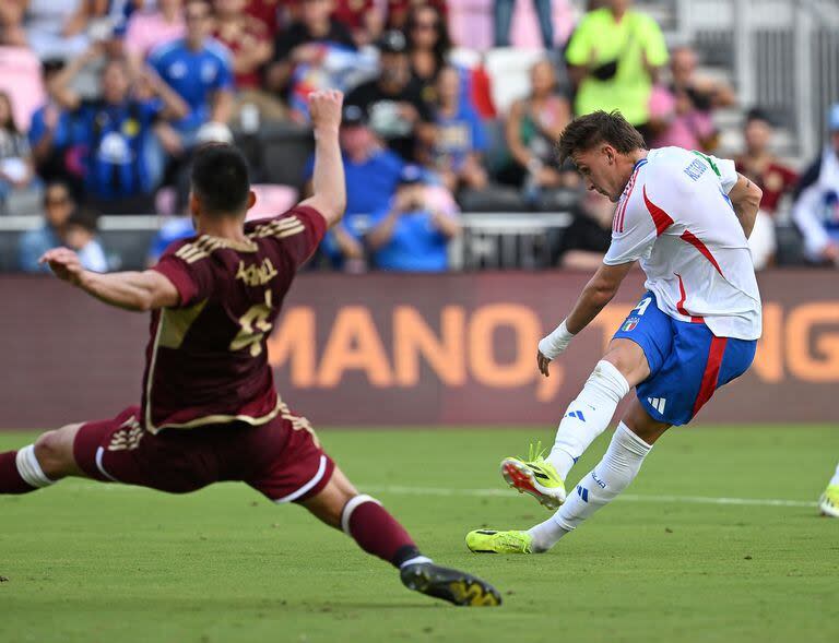 Con un remate cruzado, Mateo Retegui abrió el marcador para Italia en el triunfo por 2-1 sobre Venezuela en el estadio de Inter Miami, en Fort Lauderdale.