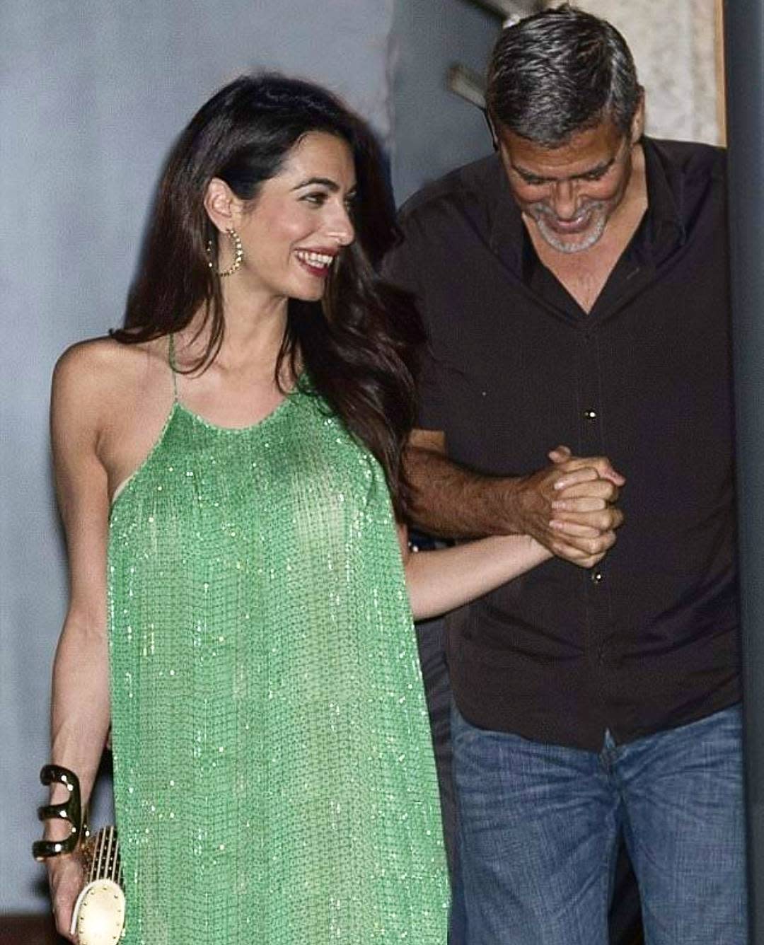 Amal lució radiante con un vestido verde. Instagram @manifestomedia