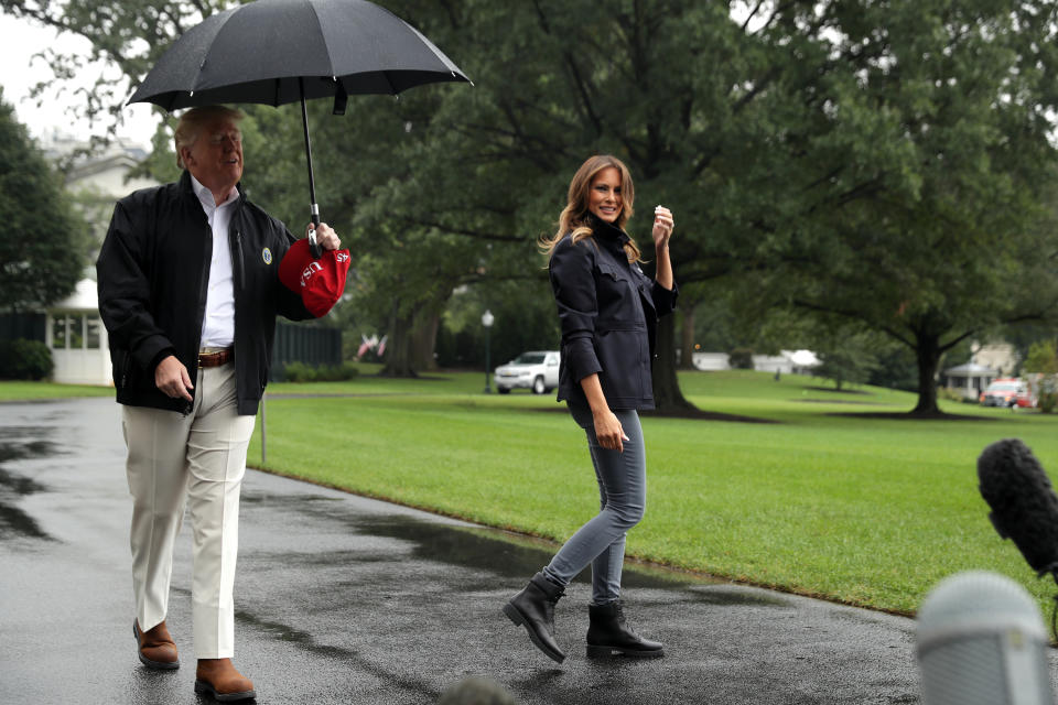 Donald und Melania Trump im Garten des Weißen Hauses auf dem Weg zu ihrem Flieger, der sie nach Florida und Georgia bringen soll. Dem Präsidenten fiel nicht auf, dass seine Frau im Regen stand. (Bild: Chip Somodevilla/Getty Images)