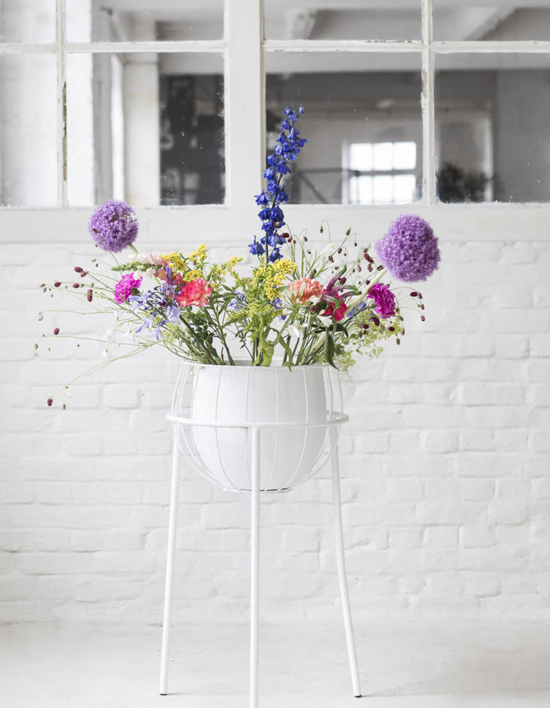 <p>Objet déco à part entière, le vase sur pieds (tout comme la jardinière) s'impose dans nos intérieurs. On en profite alors pour <b>faire le plein de couleurs via un mix & match de fleurs</b>. </p><br>