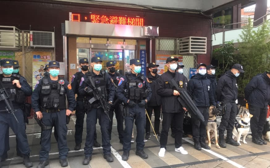 台北市政府警察局將統合所屬單位警力強化燈節維安，輔以偵爆犬共同服勤。（圖／台北市政府警察局提供）