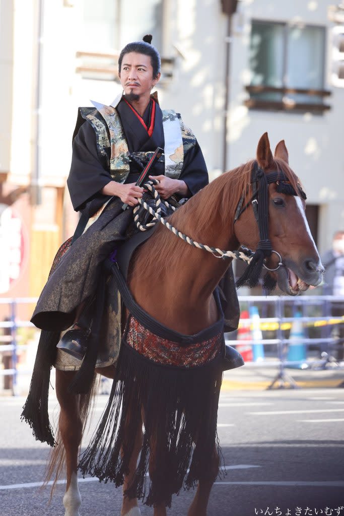 木村拓哉扮演織田信長騎馬遊行，吸引約46萬人爭睹。（圖取材自InchokiTimes推特）