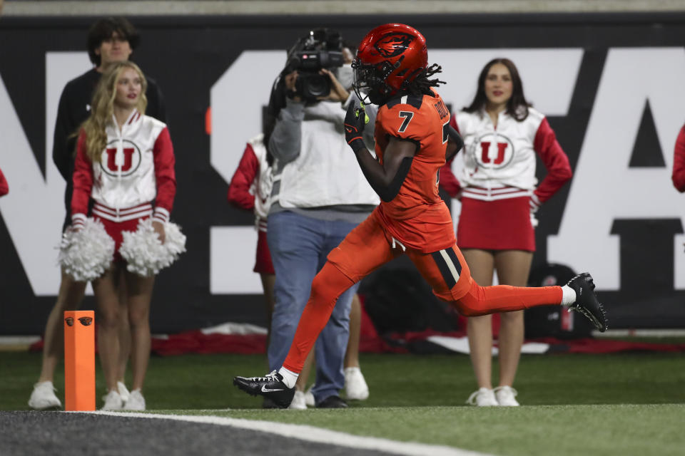 Oregon State wide receiver Silas Bolden (7) scores a touchdown against Utah during the second half of an NCAA college football game Friday, Sept. 29, 2023, in Corvallis, Ore. Oregon State won 21-7. (AP Photo/Amanda Loman)