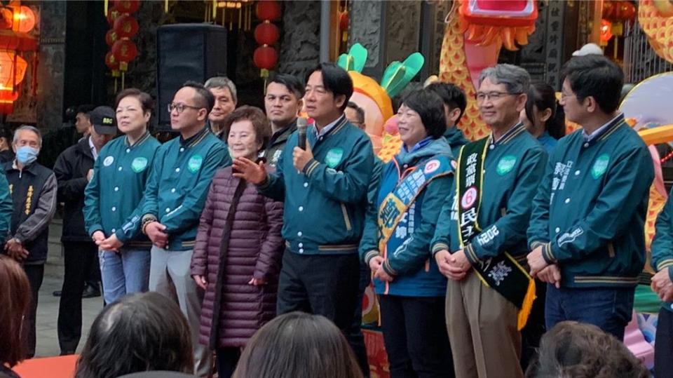 副總統賴清德（前排右四）3日上午前往基隆知名宮廟「慈雲寺」參拜，除了與基隆鄉親搏感情外，賴清德也指控本次選舉中國大陸介入選舉情形嚴重，呼籲別投陸方支持的候選人，否則就變成「選特首」。（徐佑昇攝）