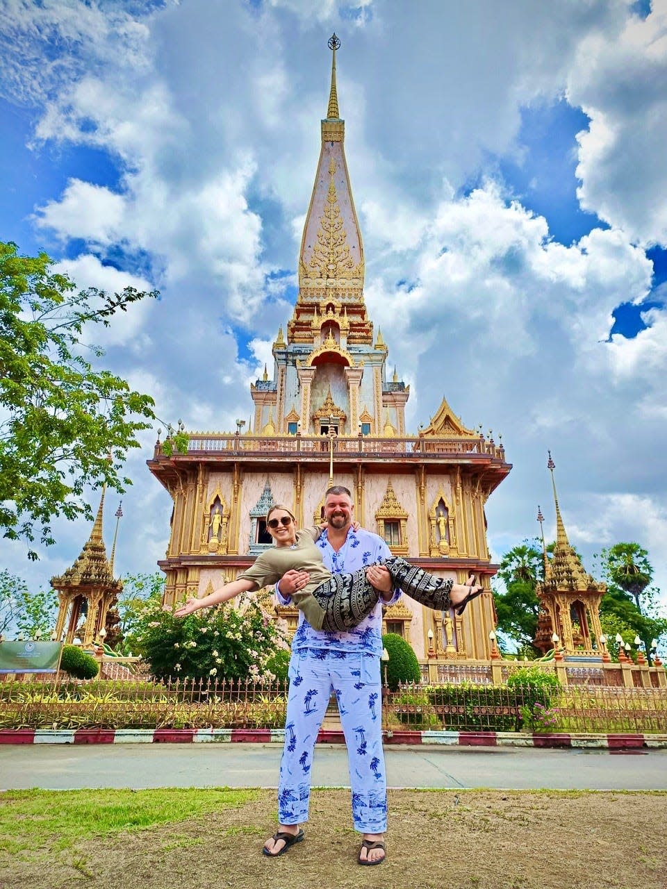 Katina and her boyfriend standing in front of a beautiful palace in Thailand.