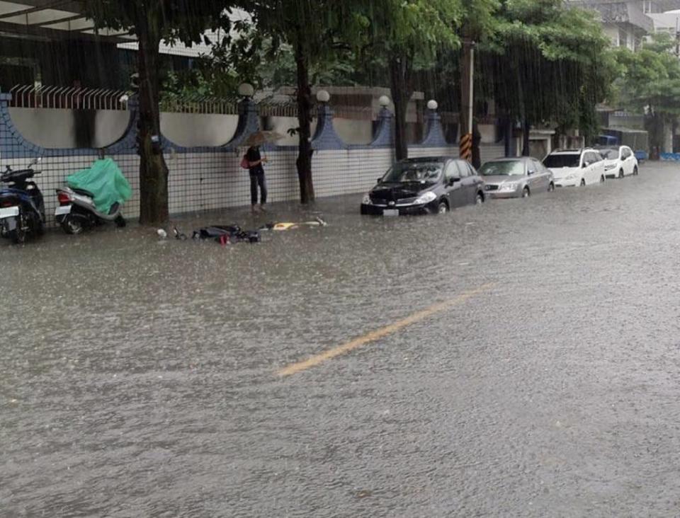 新北市四日下午雷陣雨侵襲，新莊區、樹林區及蘆洲區時雨量超過五十毫米，造成多處積淹水。圖為街道積淹水消退中。（翻攝照片／中央社）