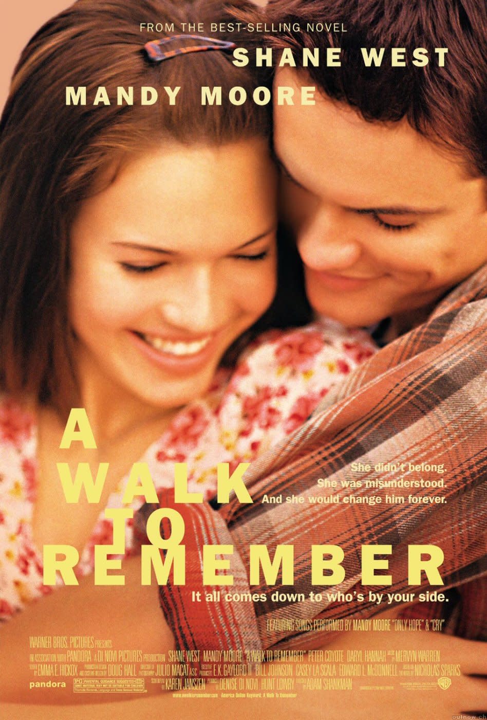 <b>“Te dije que no te enamoraras de mí”</b>. Un paseo para recordar (A Walk to Remember, 2002) es sencillamente un puñal en el corazón. El personaje de Mandy Moore es tan real, tan entrañable, que tendrás que recordarte todo el tiempo: “Esto es una película, debo parar de llorar”. Es un DVD que no puede faltar en la colección de cualquier cinéfilo del género.