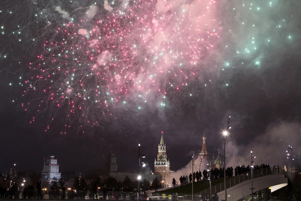 <p>Fireworks explode over the Kremlin, during New Year celebrations in Moscow, Russia, Monday, Jan. 1, 2018. New Year is Russia’s major gift-giving holiday. (Photo: Denis Tyrin/AP) </p>