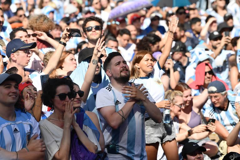 Los hinchas argentinos en el Fan Fest de Palermo