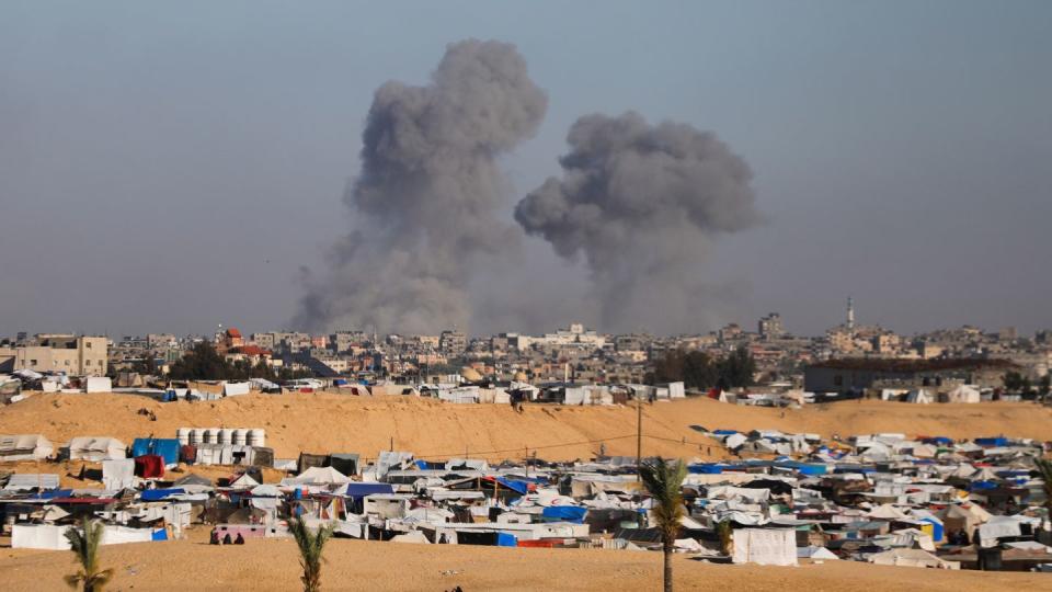 Israels Militär rückt näher an Grenzübergang bei Rafah. (Bild: Ismael Abu Dayyah/AP/dpa)